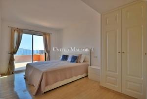 1011886 Master bedroom with sea view