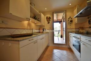 04 Fitted kitchen with  utility room