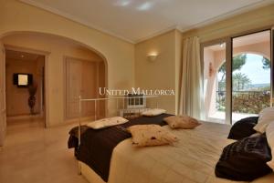 06 Master bedroom with bath and terrace
