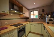 009 Fitted kitchen